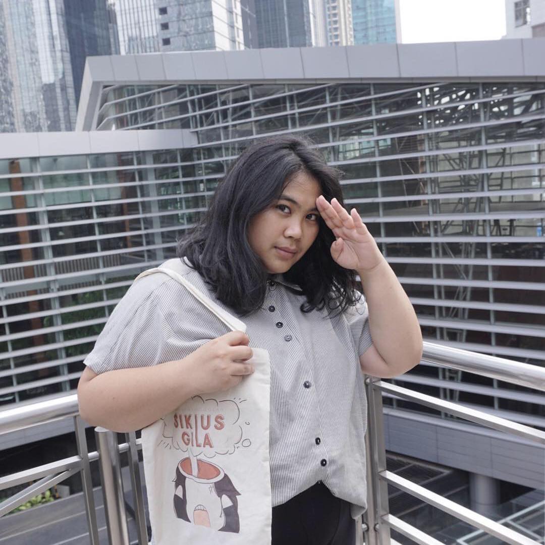 Idealis dengan CD Fisik